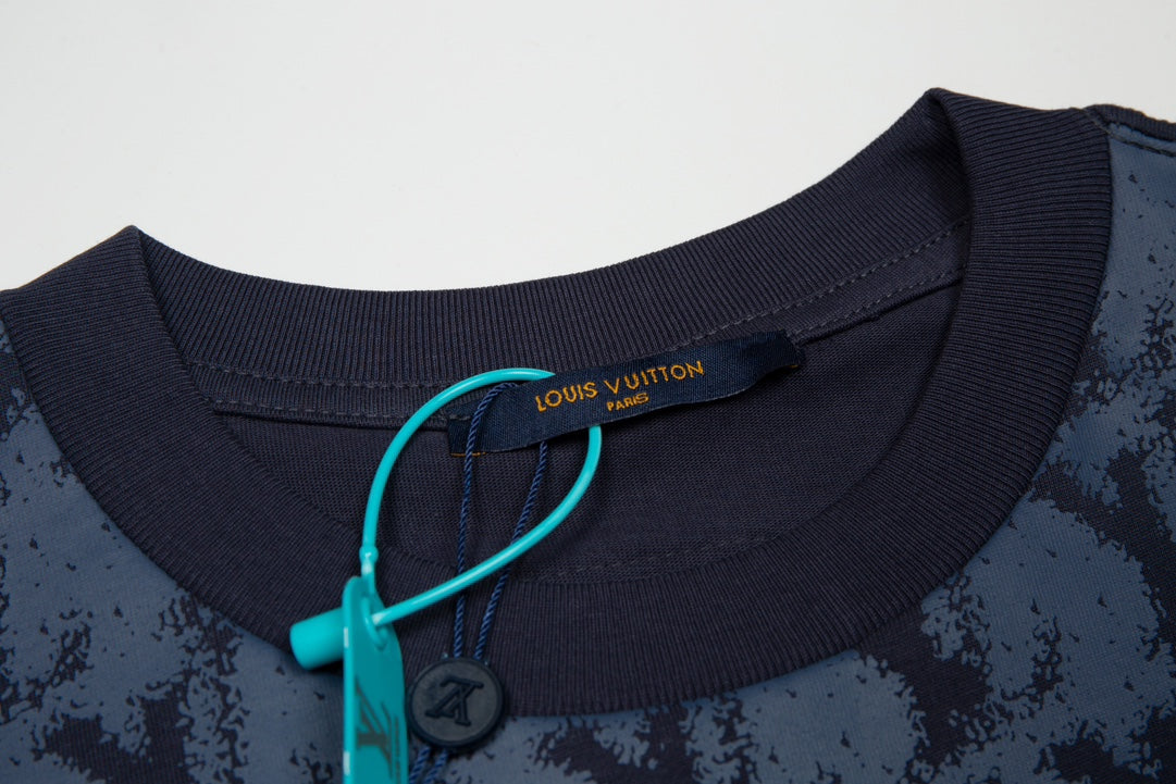 T-shirt imprimé bleu foncé sur toute la surface