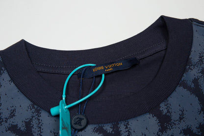 T-shirt imprimé bleu foncé sur toute la surface