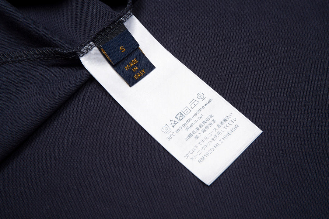 T-shirt imprimé bleu foncé sur toute la surface