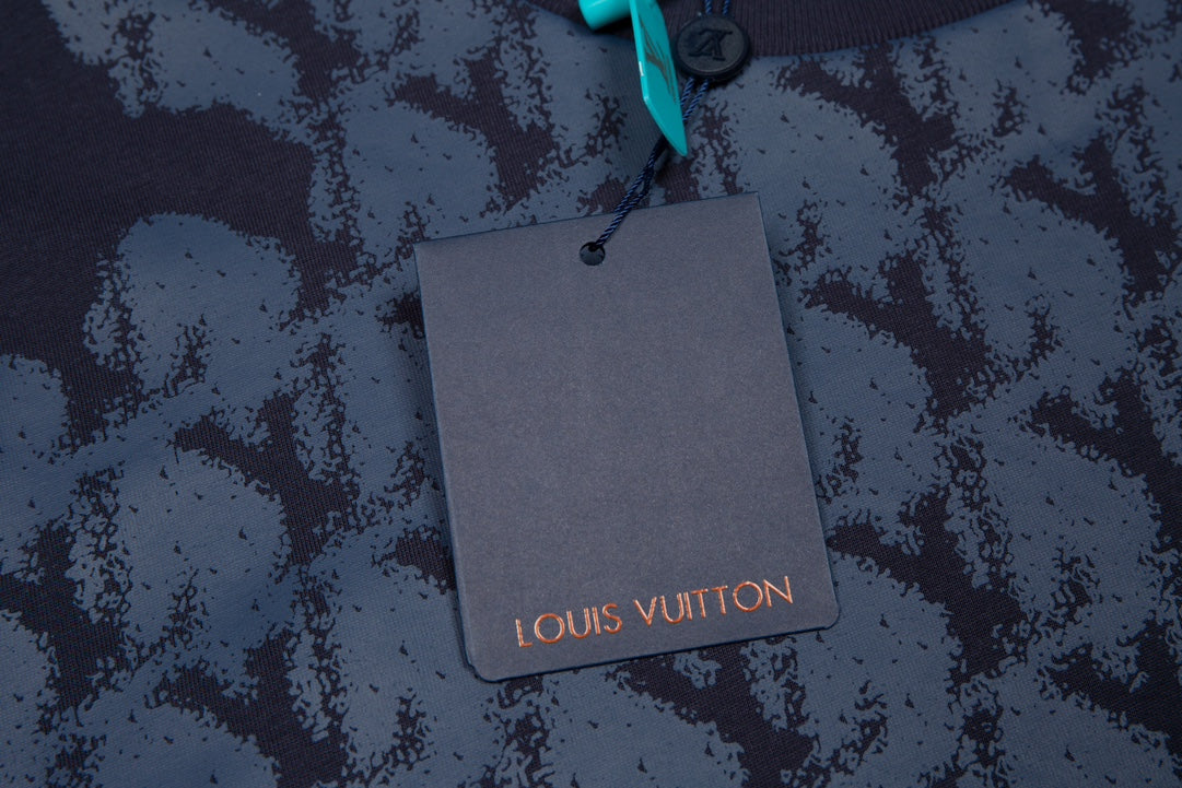 T-shirt imprimé bleu foncé sur toute la surface