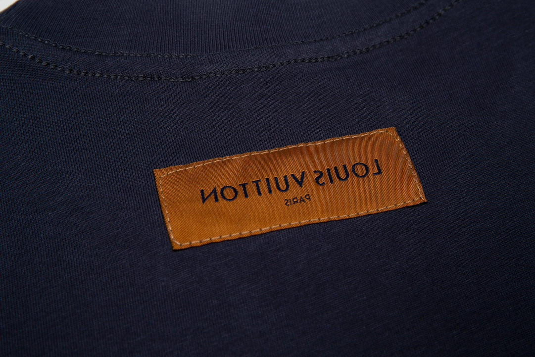 T-shirt imprimé bleu foncé sur toute la surface