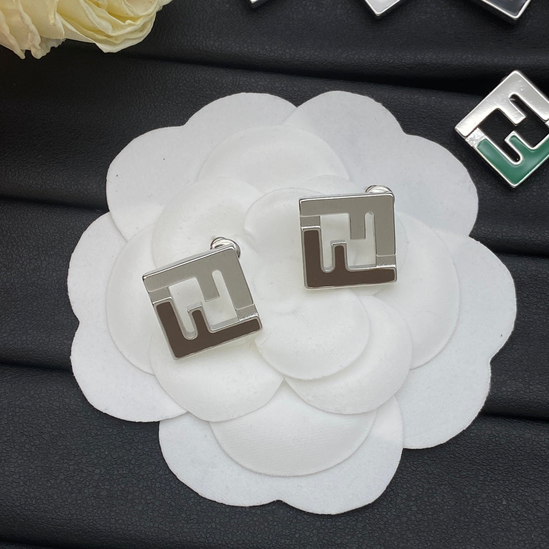 Boucles d'oreilles en argent émaillé en forme de F