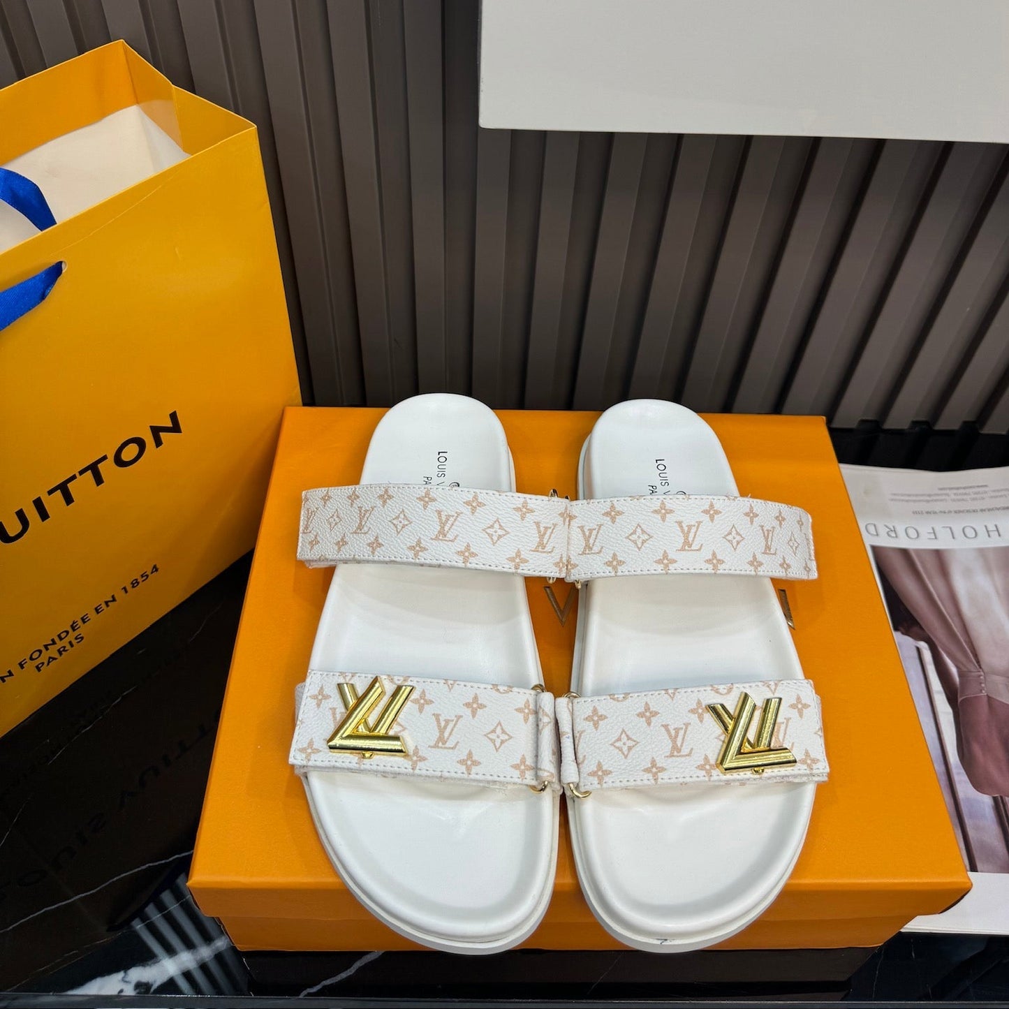 Sandales unisexe en cuir monogrammé