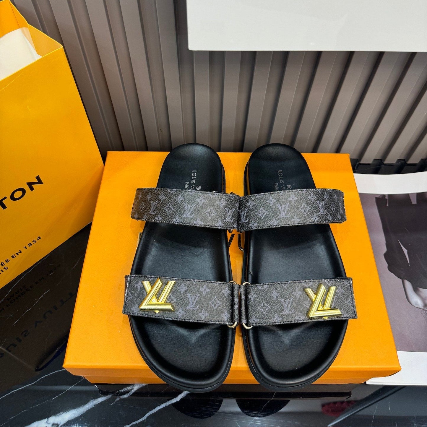 Sandales unisexe en cuir monogrammé