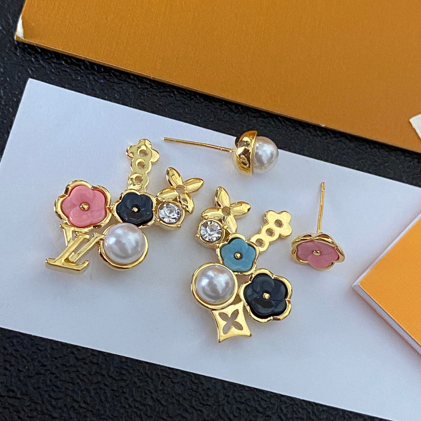 Aretes de moda asimétricos florales