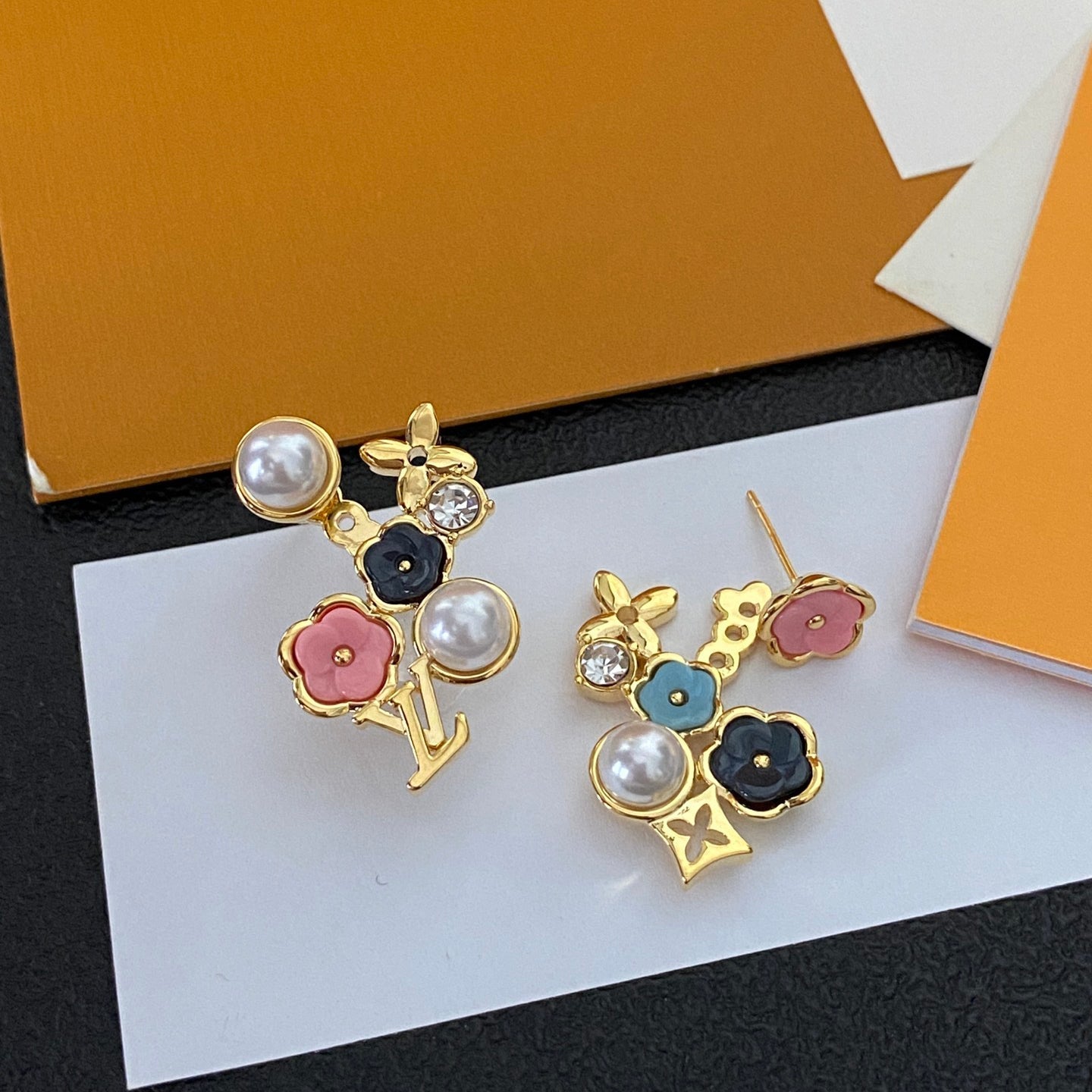 Aretes de moda asimétricos florales
