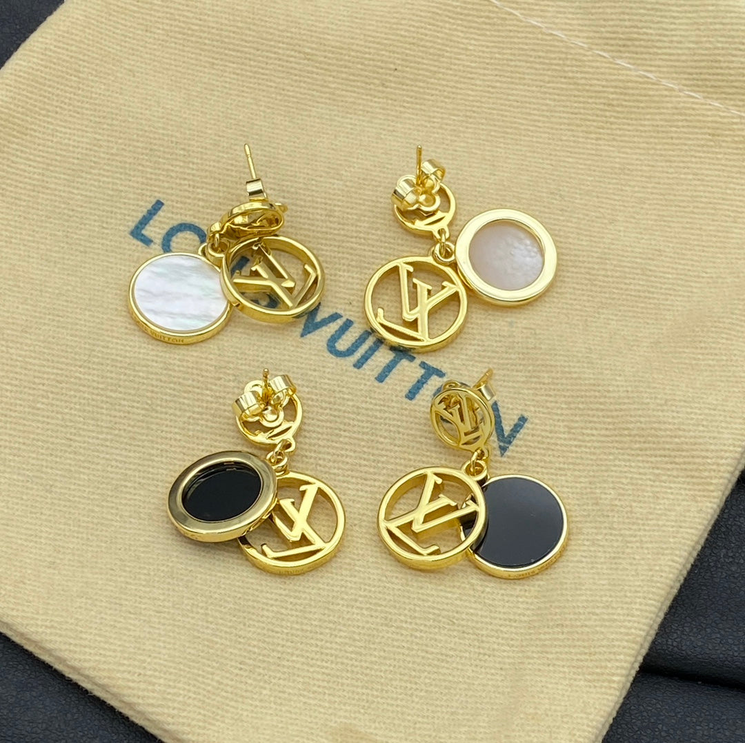 Boucles d'oreilles en métal avec pendentif rond siglé