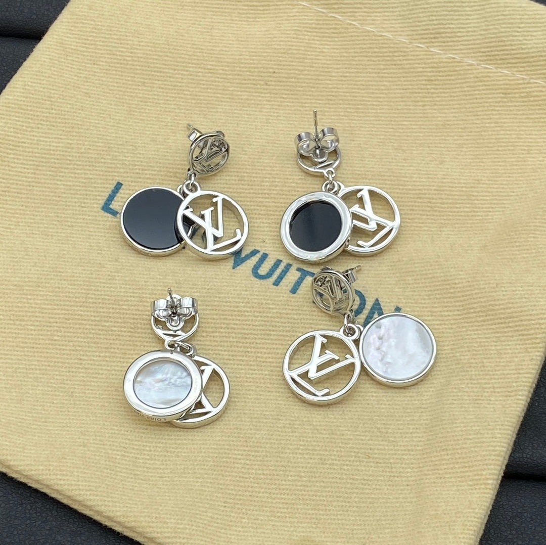 Boucles d'oreilles en métal avec pendentif rond siglé