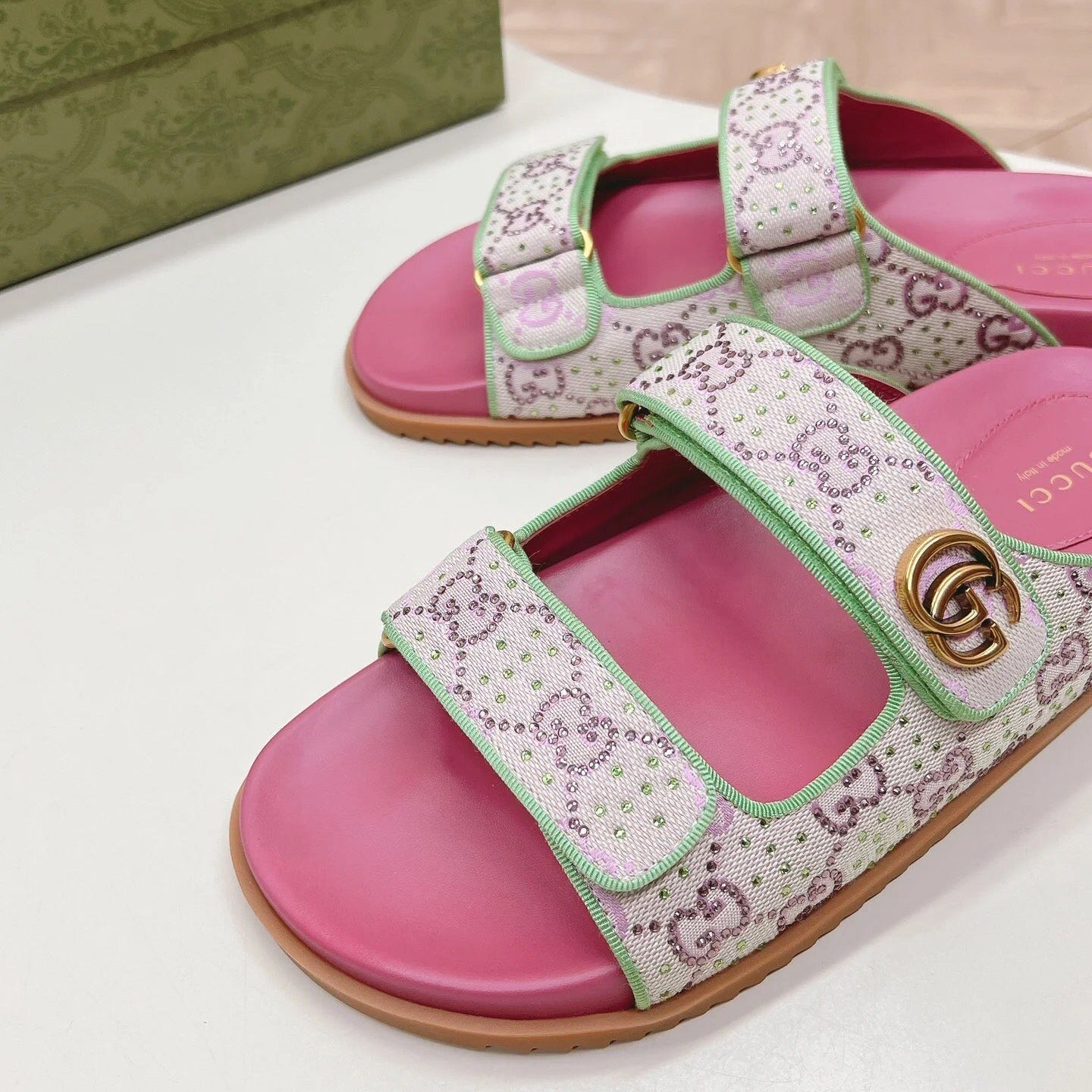 Sandales velcro vintage avec logo G en relief