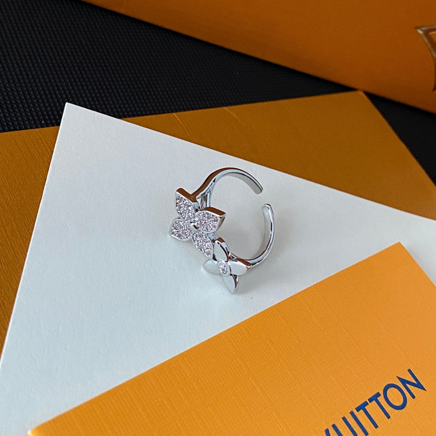 Anillo abierto floral de diamante