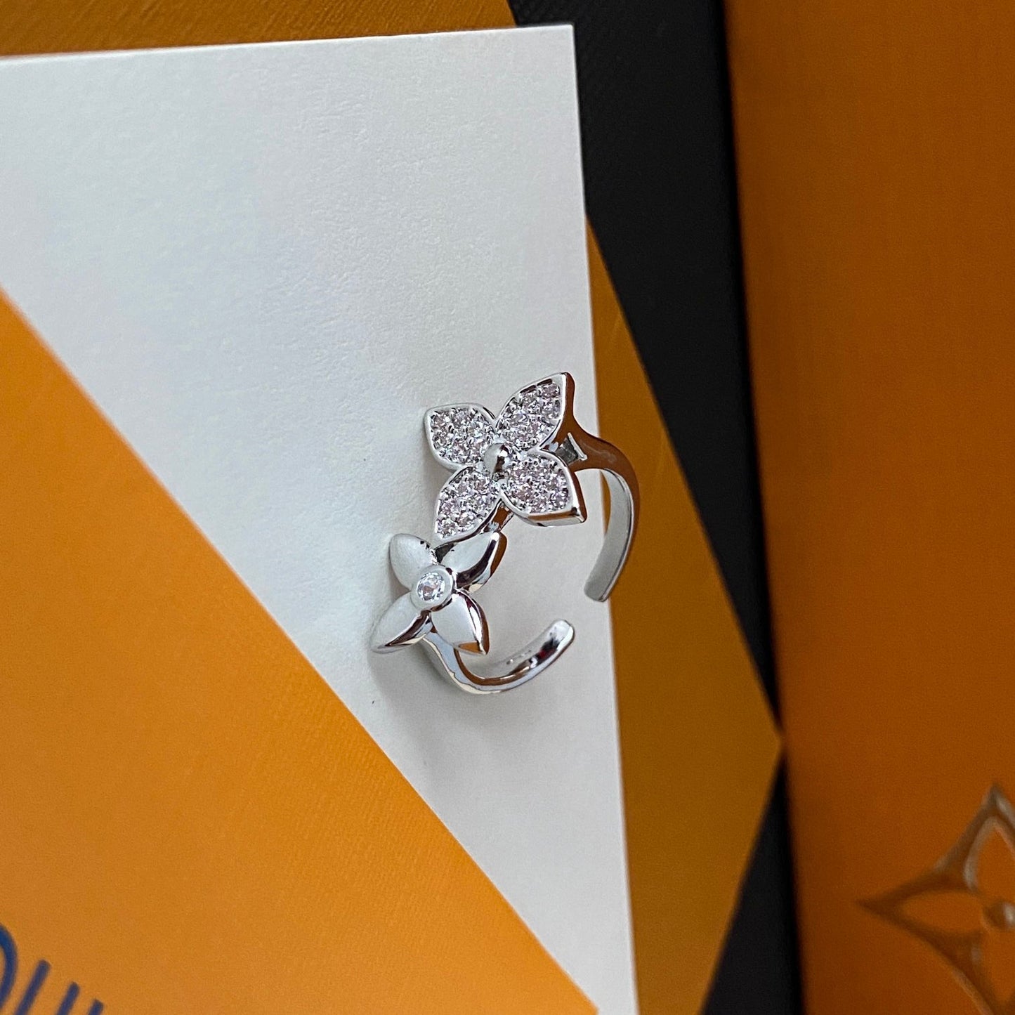 Anillo abierto floral de diamante