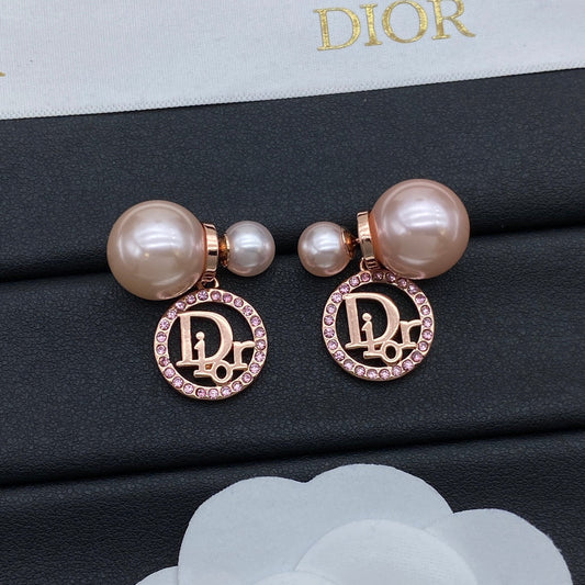 Pendientes de perlas con aros de diamantes y letras