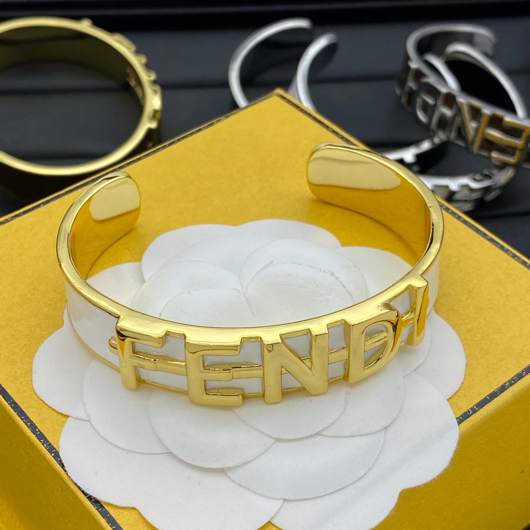 Bracelet jonc ouvert en émail et métal avec lettre