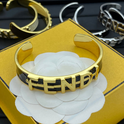 Bracelet jonc ouvert en émail et métal avec lettre
