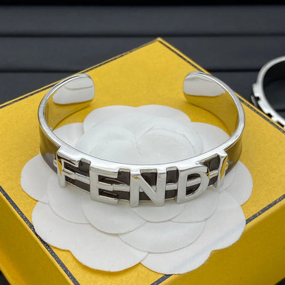 Bracelet jonc ouvert en émail et métal avec lettre