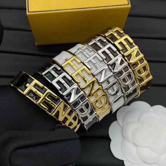 Brazalete abierto de metal esmaltado con letra