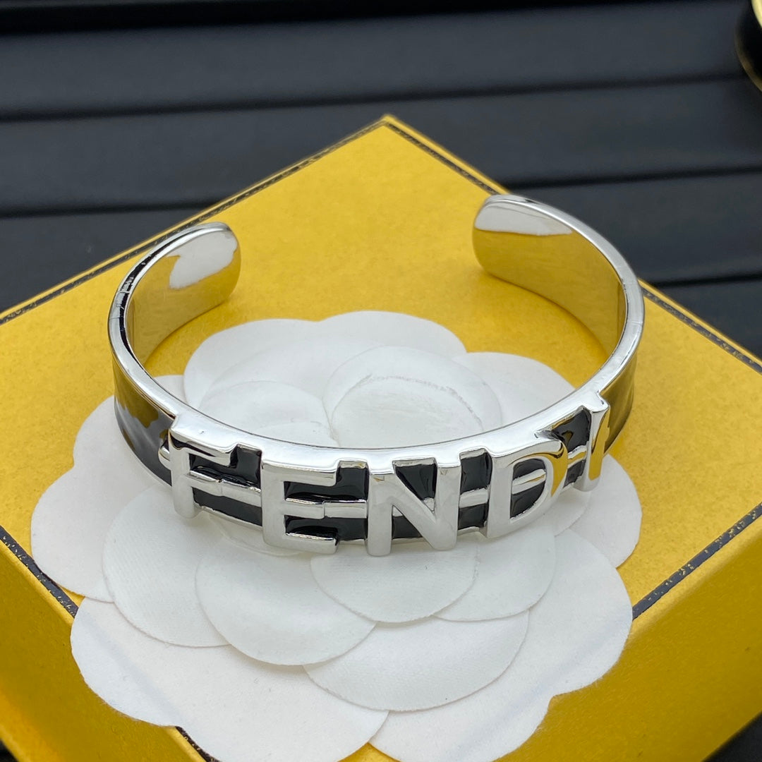 Bracelet jonc ouvert en émail et métal avec lettre