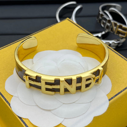 Bracelet jonc ouvert en émail et métal avec lettre