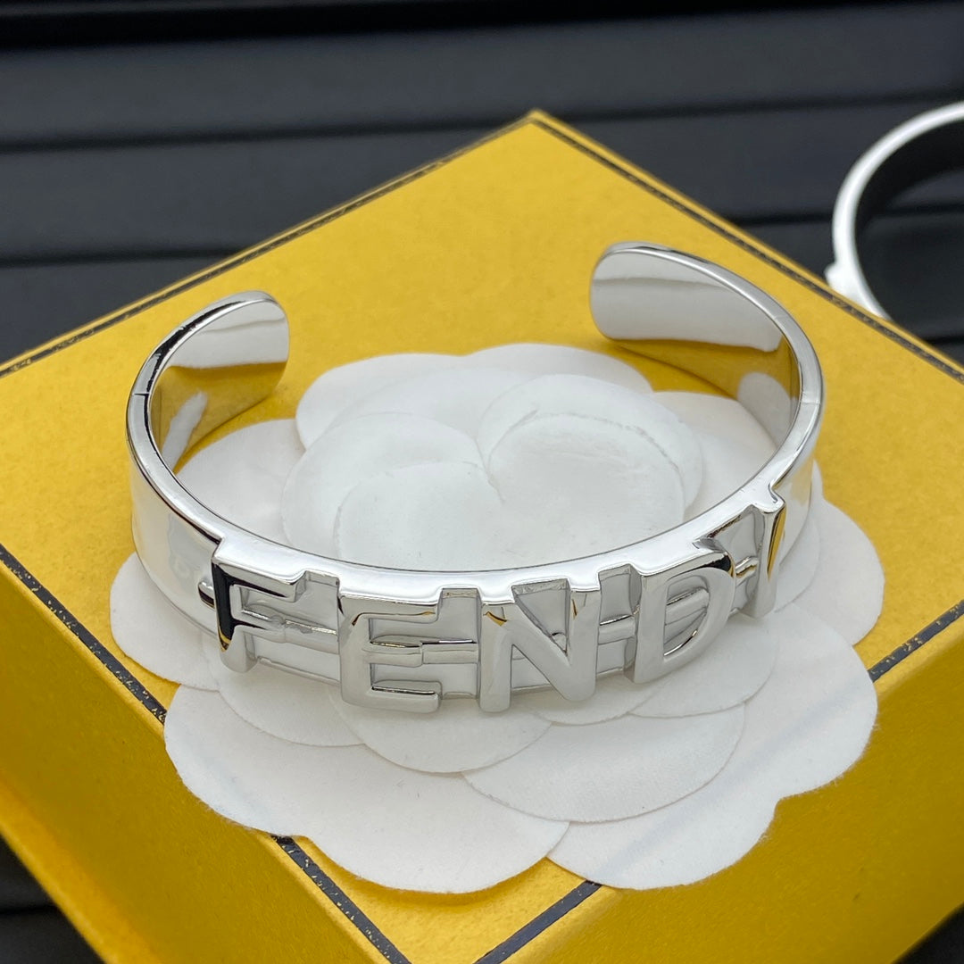 Bracelet jonc ouvert en émail et métal avec lettre