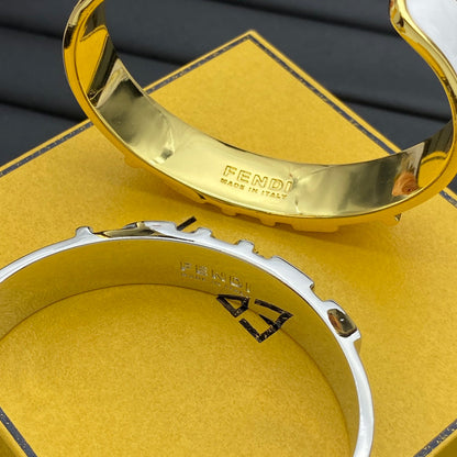 Bracelet jonc ouvert en émail et métal avec lettre
