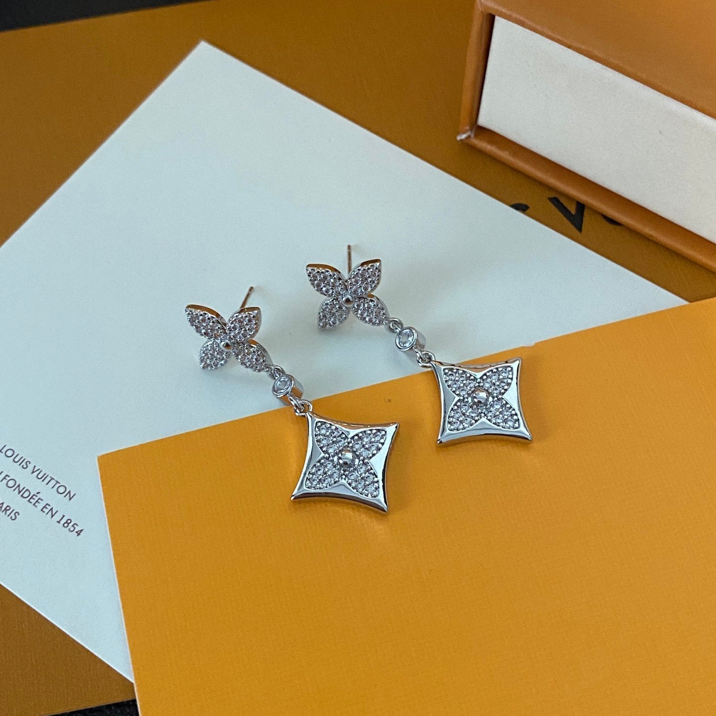 Boucles d'oreilles trèfle à quatre feuilles en diamant à la mode