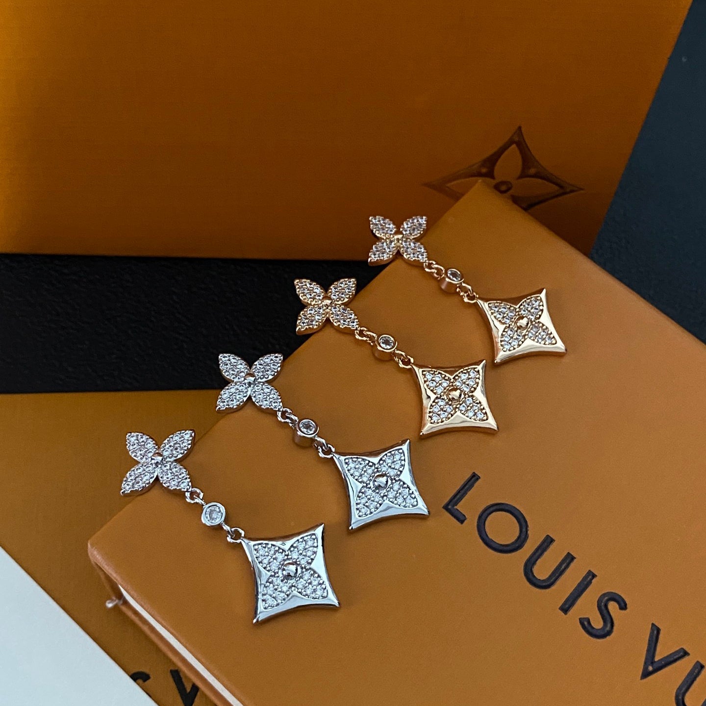 Boucles d'oreilles trèfle à quatre feuilles en diamant à la mode