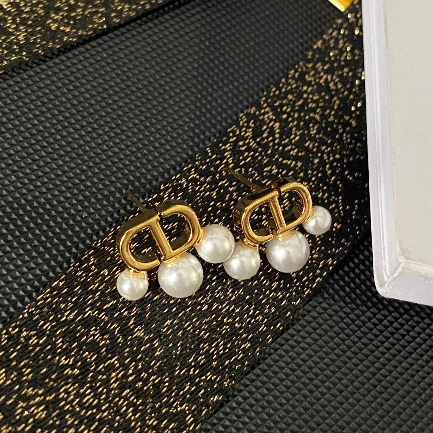 Boucles d'oreilles lettre avec pendentif perle
