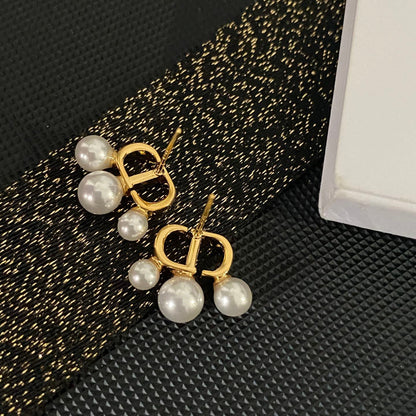 Boucles d'oreilles lettre avec pendentif perle