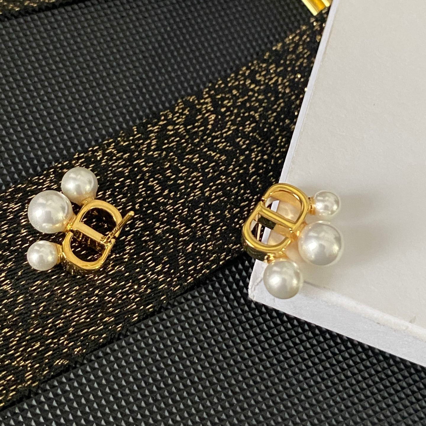 Boucles d'oreilles lettre avec pendentif perle