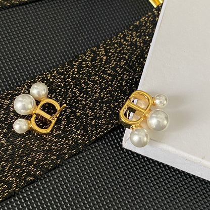 Boucles d'oreilles lettre avec pendentif perle