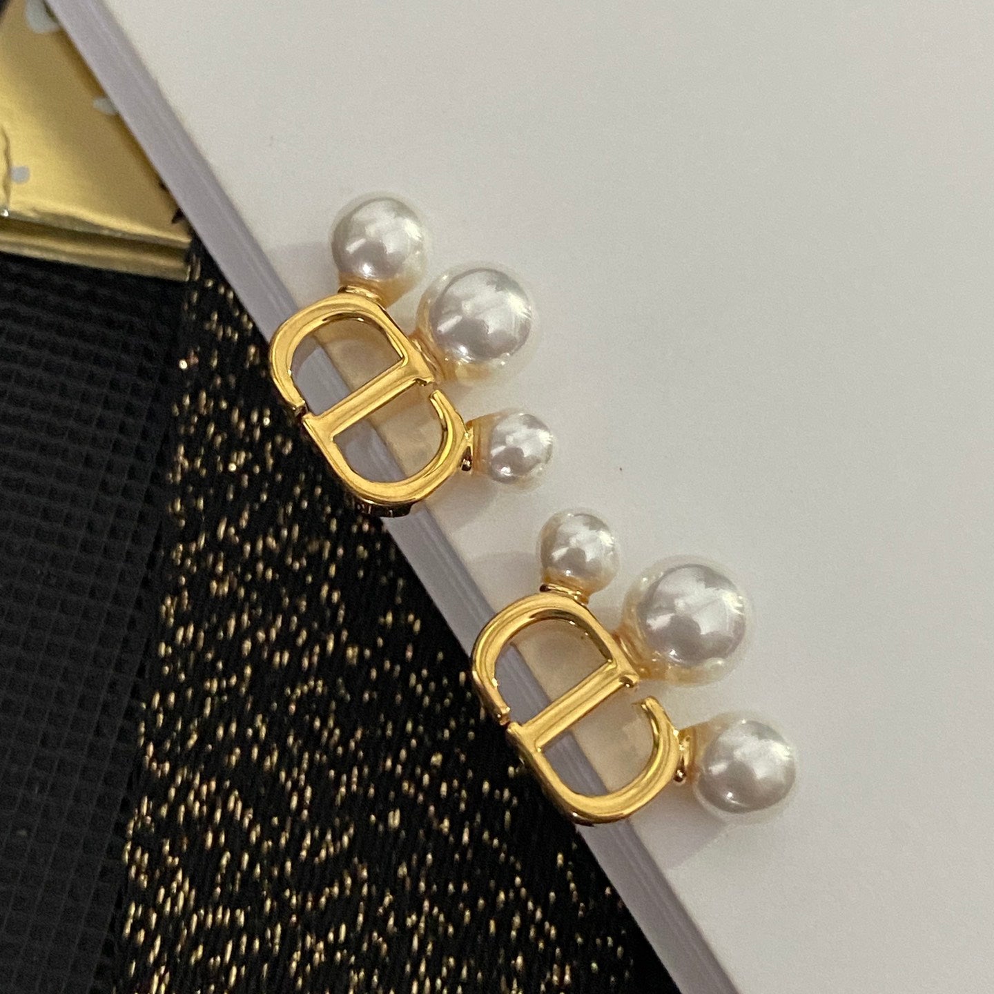 Boucles d'oreilles lettre avec pendentif perle