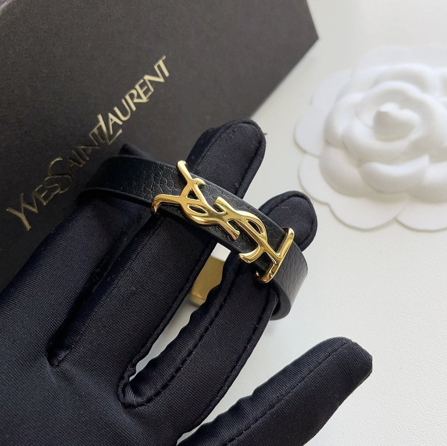 Bracelet en cuir mode avec logo doré