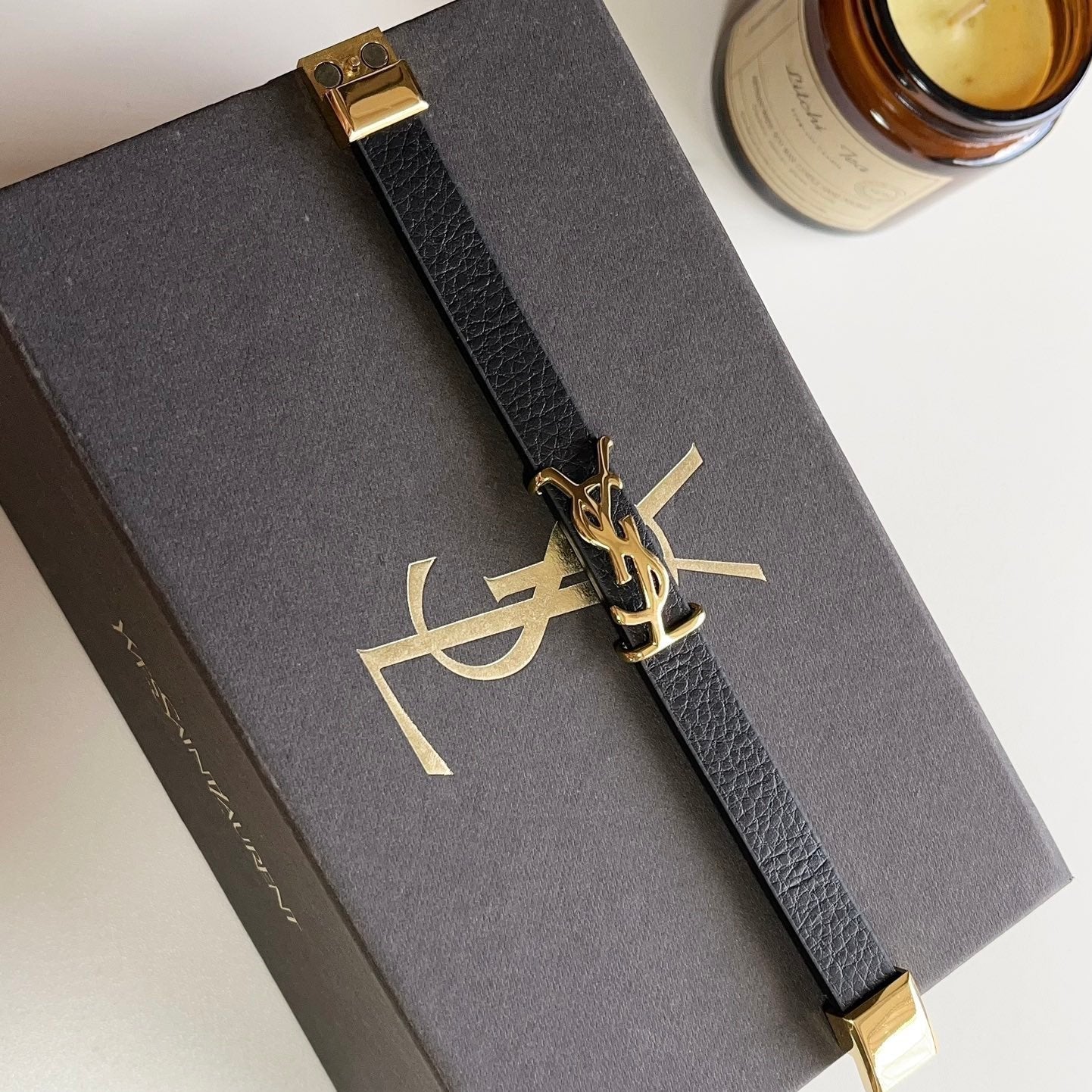 Bracelet en cuir mode avec logo doré