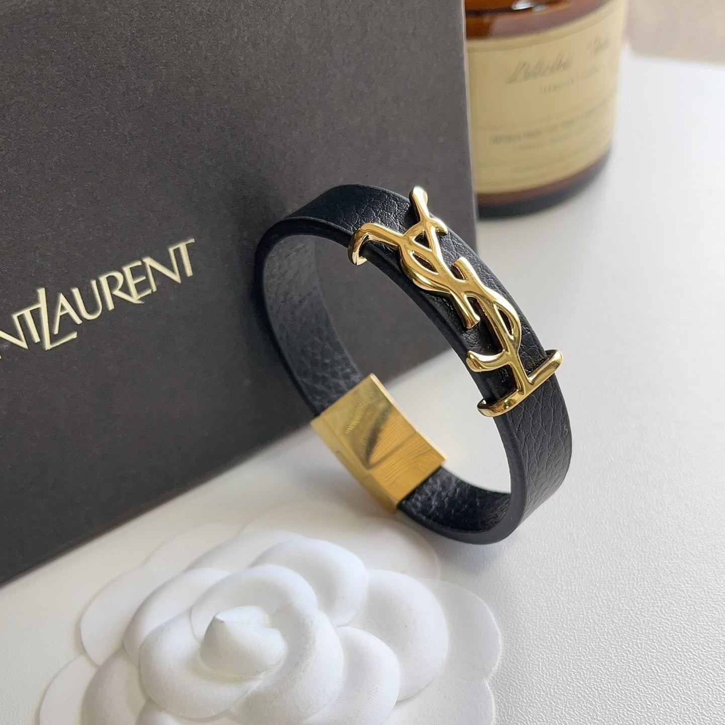 Bracelet en cuir mode avec logo doré