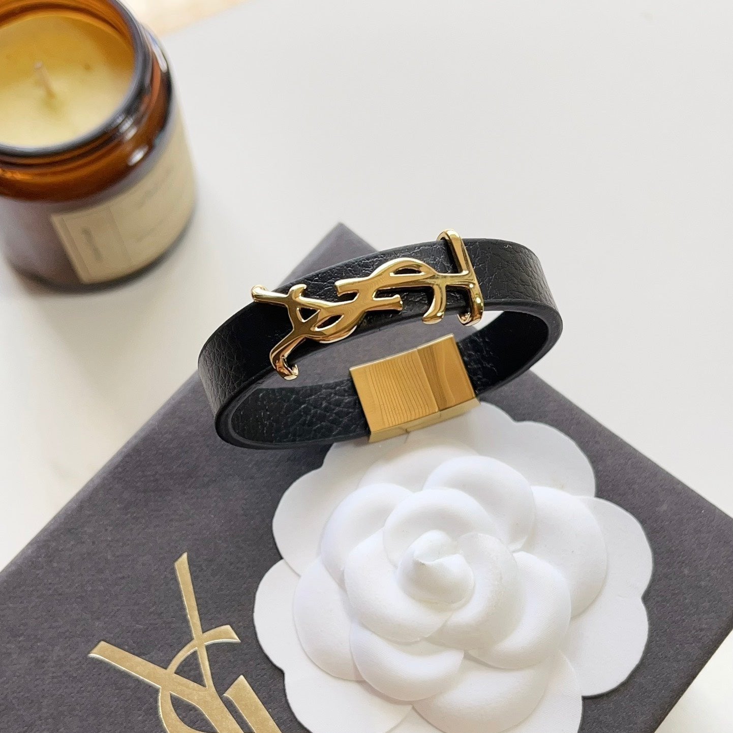 Bracelet en cuir mode avec logo doré