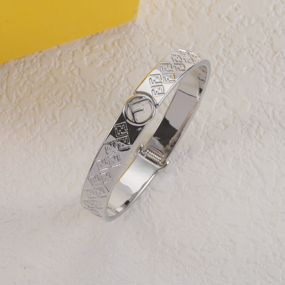 Bracelet en métal gravé Vintage F