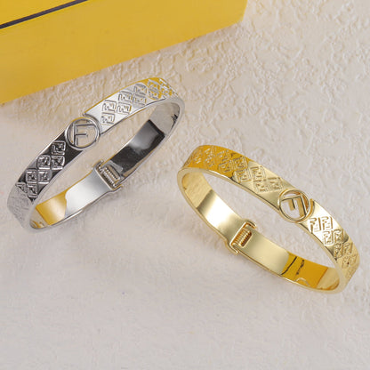 Bracelet en métal gravé Vintage F