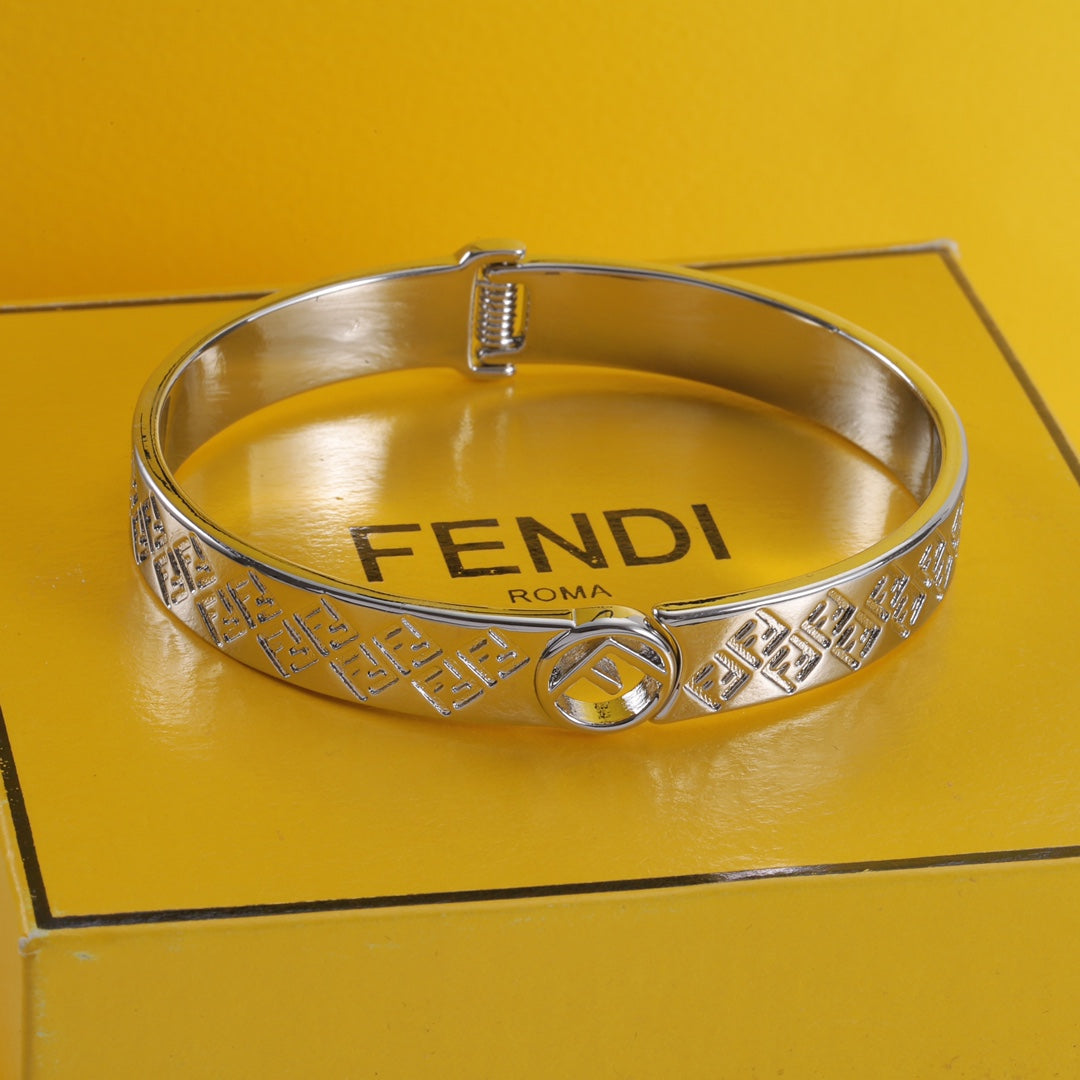 Bracelet en métal gravé Vintage F