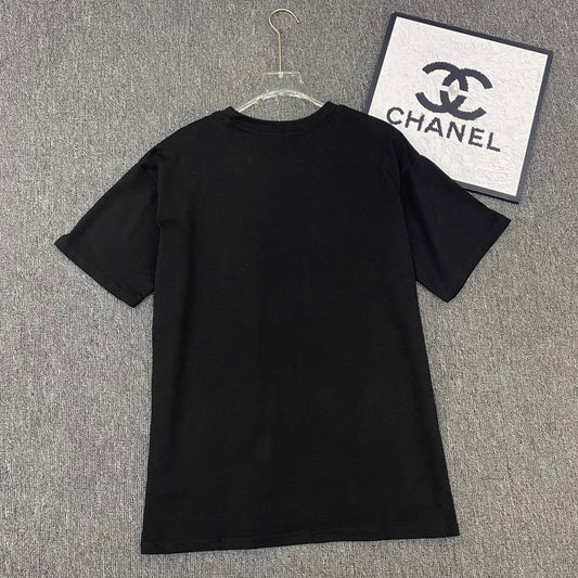 Camiseta con letras de pedrería