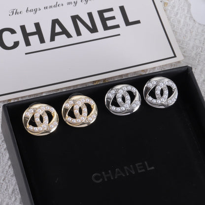 Clous d'oreilles petits en perles et diamants