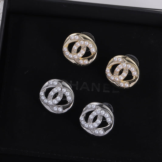 Pendientes de botón pequeños de perlas y diamantes