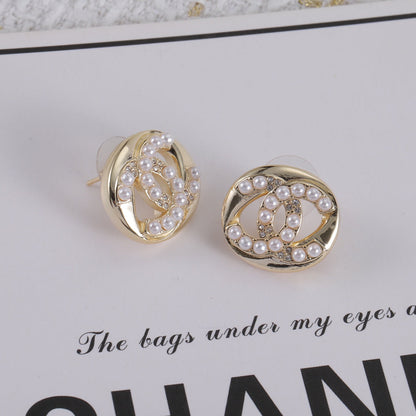 Clous d'oreilles petits en perles et diamants