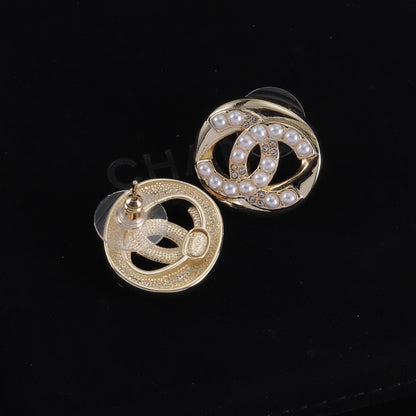 Clous d'oreilles petits en perles et diamants