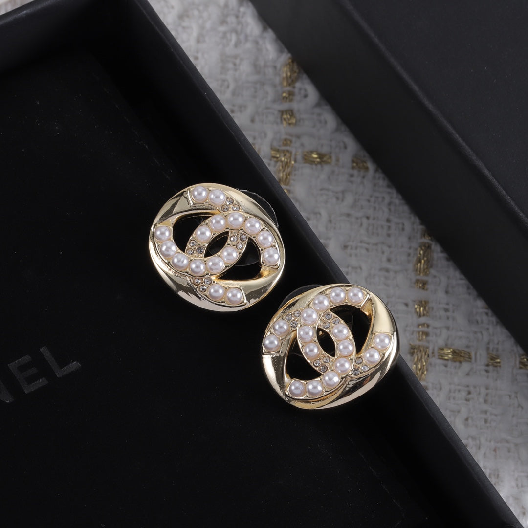 Clous d'oreilles petits en perles et diamants
