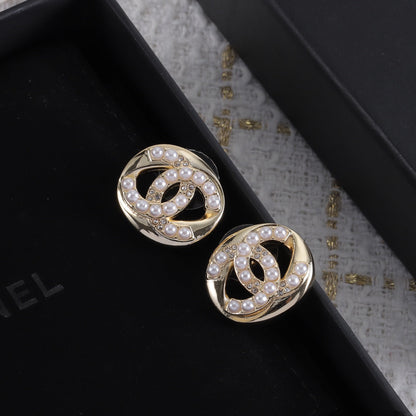 Clous d'oreilles petits en perles et diamants