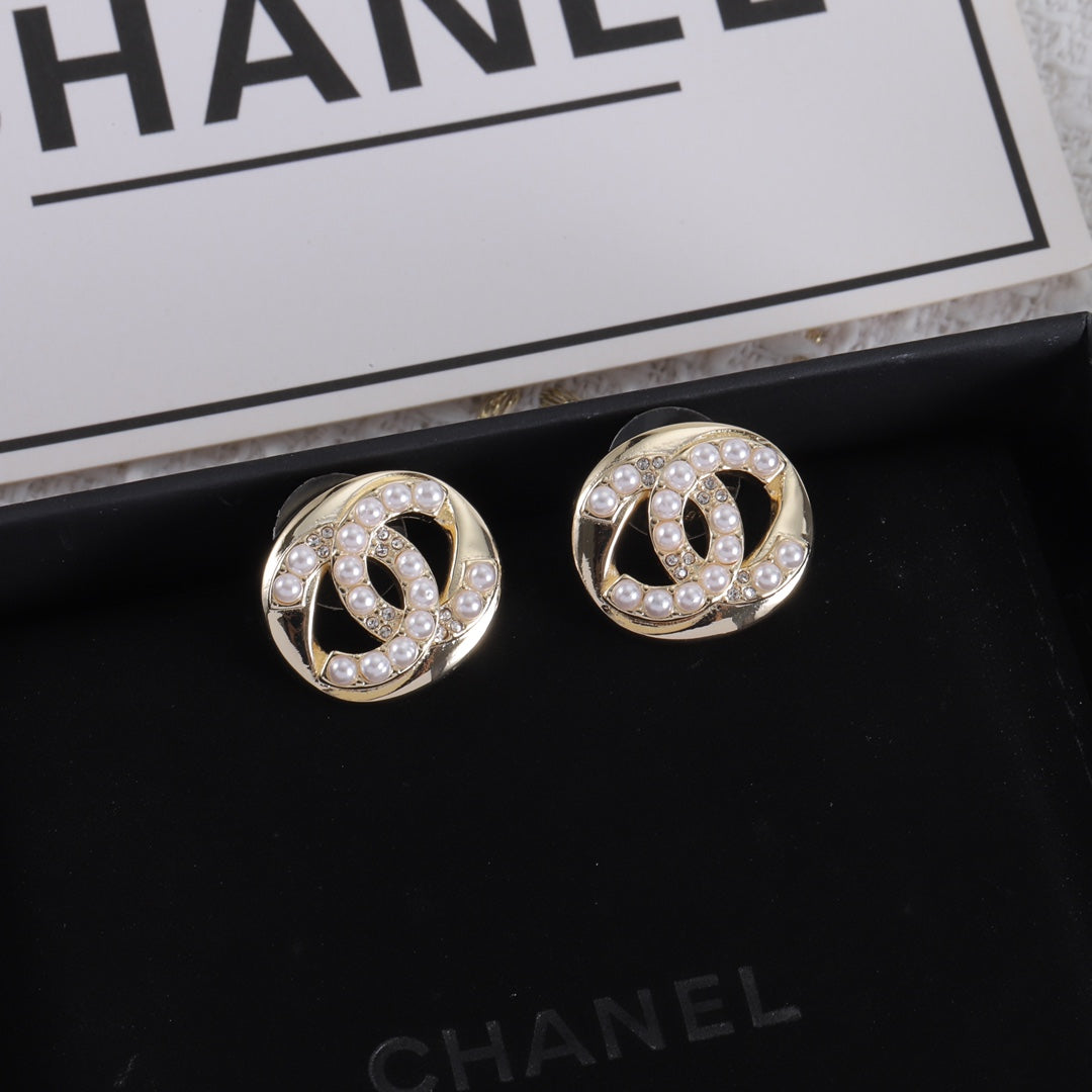 Clous d'oreilles petits en perles et diamants