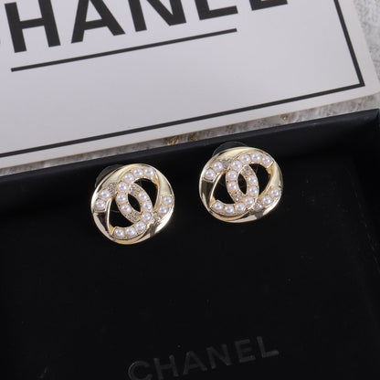 Clous d'oreilles petits en perles et diamants
