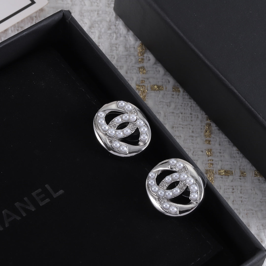 Clous d'oreilles petits en perles et diamants