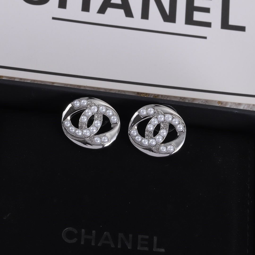 Clous d'oreilles petits en perles et diamants