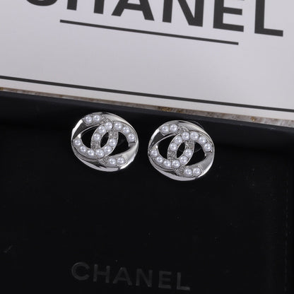 Clous d'oreilles petits en perles et diamants